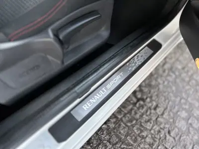 Renault Mégane Coupe 2013 - 24500 EUR, 105200 km - AUTO.MOTO.pt - 105200km - foto 24 de 25