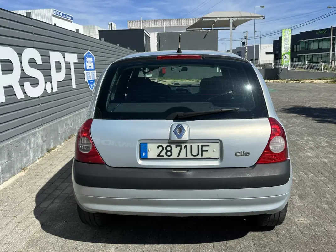 Renault Clio 2002 - 2750 EUR, 240000 km - AUTO.MOTO.pt - 240000km - foto 10 de 25
