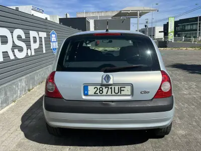 Renault Clio 2002 - 2750 EUR, 240000 km - AUTO.MOTO.pt - 240000km - foto 10 de 25