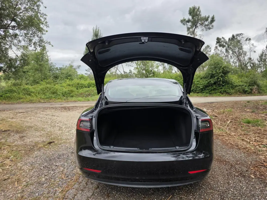 Tesla Model 3 2019 - 23900 EUR, 177000 km - AUTO.MOTO.pt - 177000km - foto 27 de 42