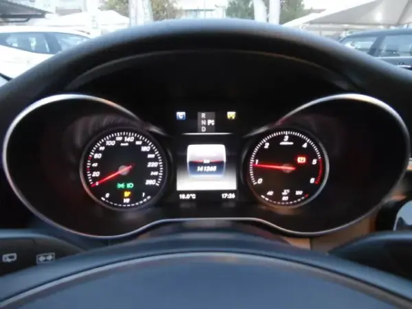 Mercedes-Benz C 180 2017 - 24900 EUR, 141265 km - AUTO.MOTO.pt - 141265km - foto 26 de 40
