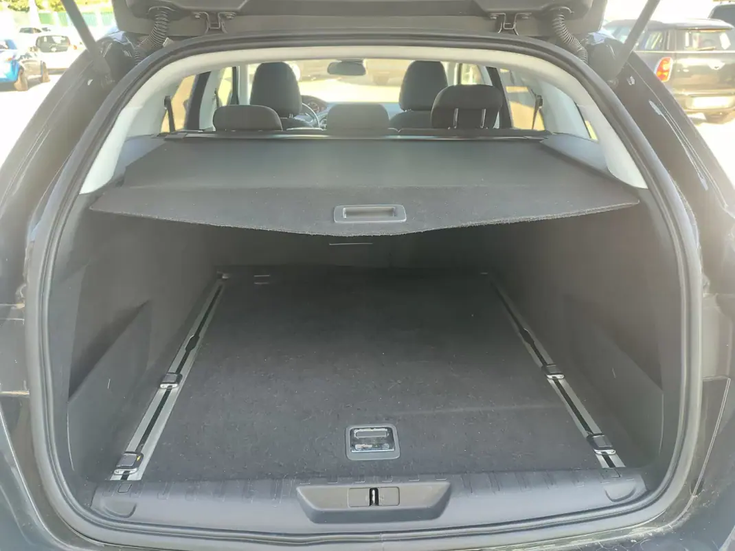 Peugeot 308 SW 2017 - 11890 EUR, 180000 km - 180000km - foto 9 de 18