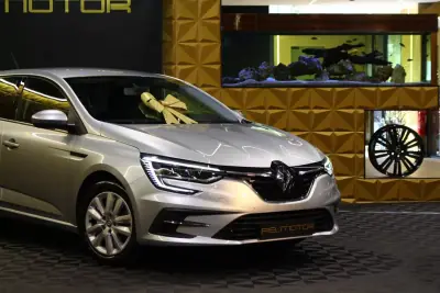 Renault Mégane Sport Tourer 2023 — foto 2 de 25