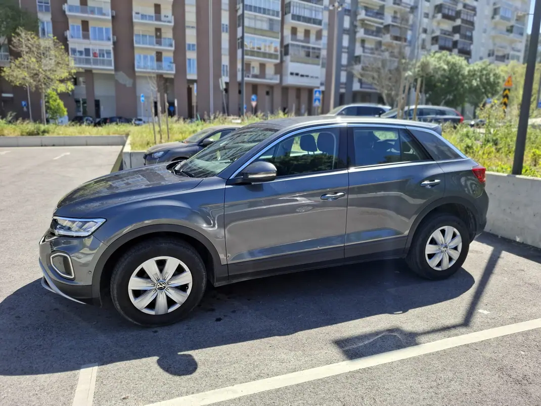 Volkswagen T-Roc 2023 - 19900 EUR, 42000 km - AUTO.MOTO.pt - 42000km - foto 3 de 9
