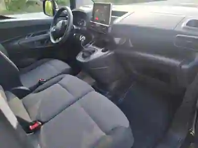 Citroën BERLINGO 3 LUGARES 2020 - 10250 EUR, 230000 km - AUTO.MOTO.pt - 230000km - foto 8 de 12