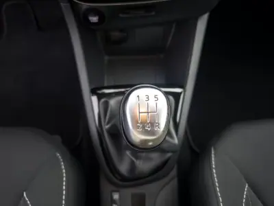 Renault Clio 2019 - 10990 EUR, 128000 km - AUTO.MOTO.pt - 128000km - foto 36 de 43