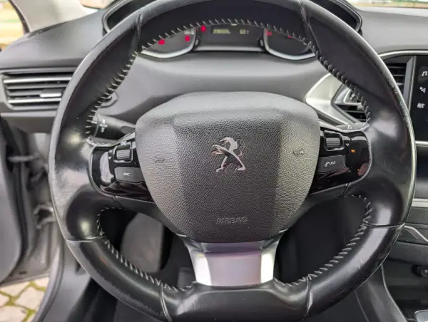 Peugeot 308 SW 2019 - 8500 EUR, 208333 km - AUTO.MOTO.pt - 208333km - foto 16 de 22