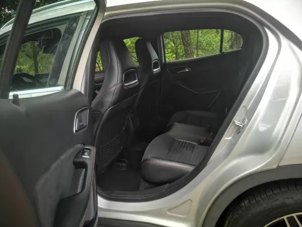 Mercedes-Benz GLA 180 2015 - 15250 EUR, 190000 km - AUTO.MOTO.pt - 190000km - foto 11 de 26