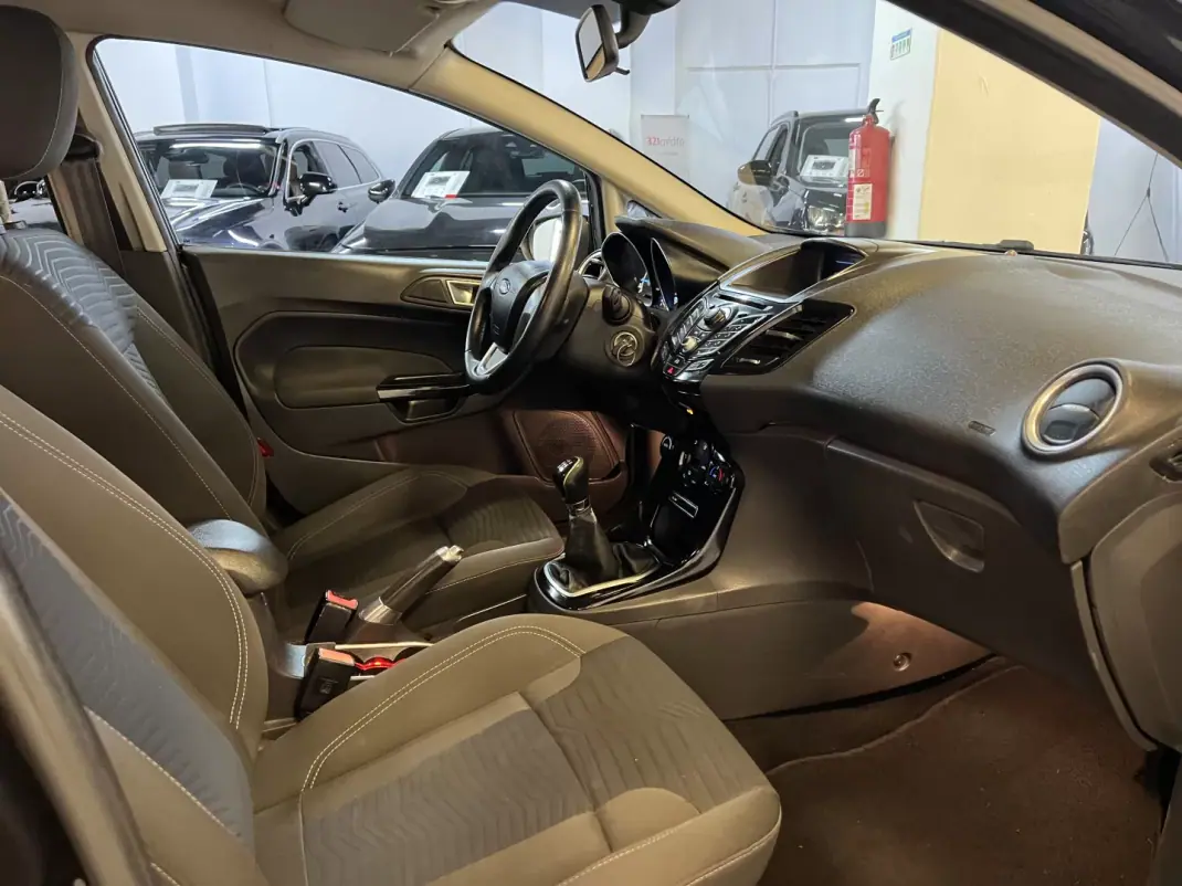 Ford Fiesta 2012 - 6490 EUR, 180000 km - AUTO.MOTO.pt - 180000km - foto 7 de 38
