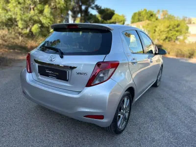 Toyota Yaris 2013 - 10999 EUR, 80000 km - AUTO.MOTO.pt - 80000km - foto 8 de 18