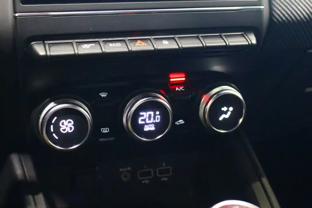 Renault Clio 2020 - 14250 EUR, 150138 km - AUTO.MOTO.pt - 150138km - foto 26 de 28