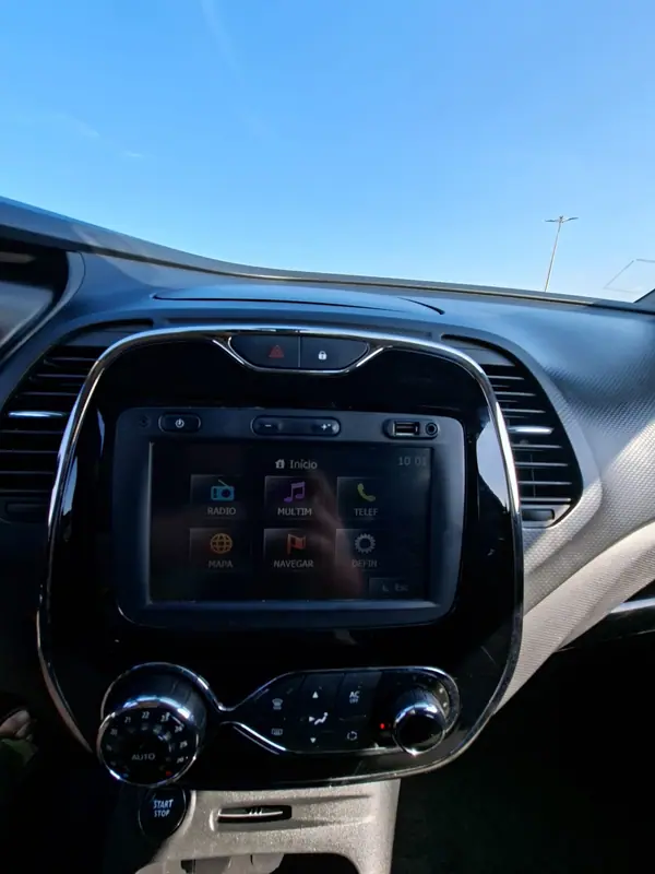 Renault Captur 2014 - 10500 EUR, 131000 km - AUTO.MOTO.pt - 131000km - foto 7 de 11
