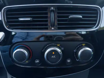 Renault Clio VAN 1.5 Blue DCi AIR NAV 2017 - 8990 EUR, 231000 km - AUTO.MOTO.pt - 231000km - foto 16 de 26