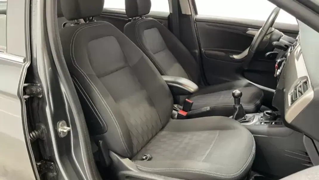 Citroën C-Elysée 2016 - 9490 EUR, 97000 km - AUTO.MOTO.pt - 97000km - foto 13 de 17