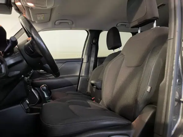 Jeep Renegade 2019 - 15950 EUR, 142000 km - AUTO.MOTO.pt - 142000km - foto 12 de 24