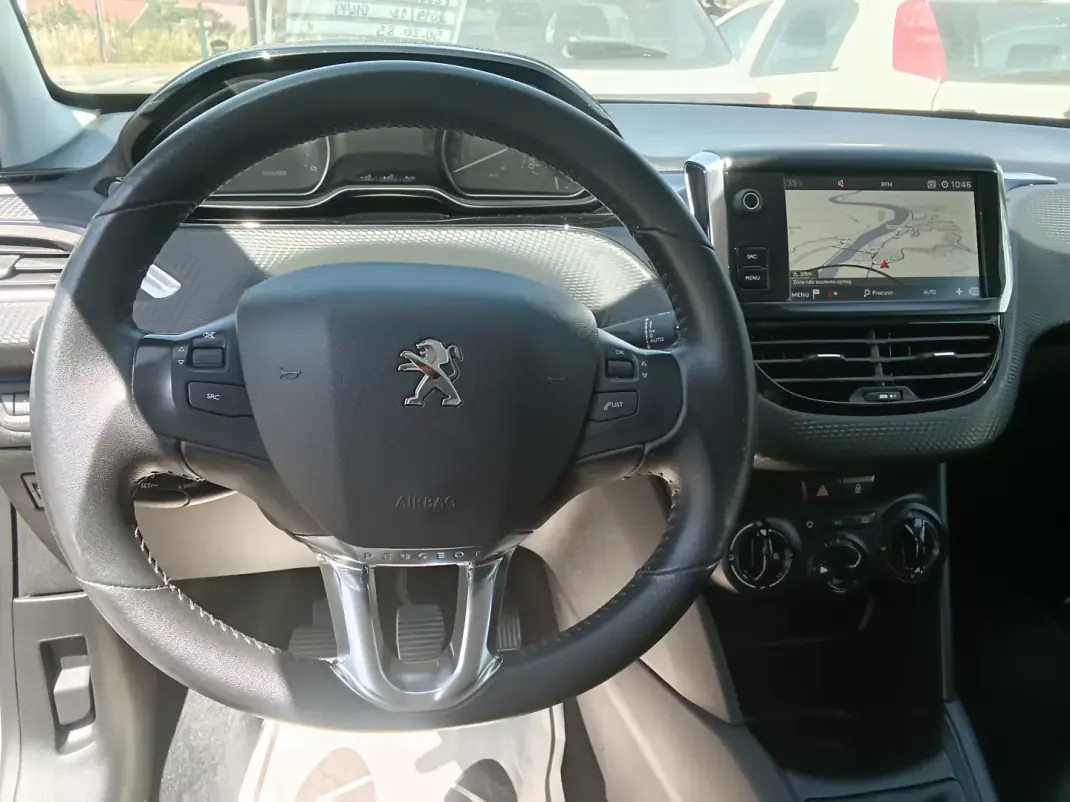 Peugeot 208 2019 - 10900 EUR, 127907 km - AUTO.MOTO.pt - 127907km - foto 9 de 17