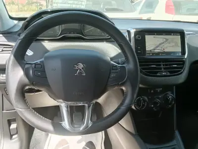 Peugeot 208 2019 - 10900 EUR, 127907 km - AUTO.MOTO.pt - 127907km - foto 9 de 17