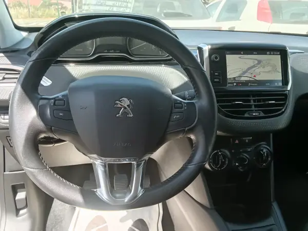 Peugeot 208 2019 - 10900 EUR, 127907 km - AUTO.MOTO.pt - 127907km - foto 9 de 17