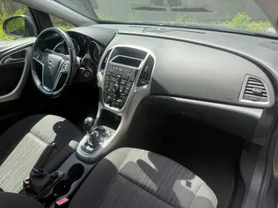 Opel Astra 2010 - 5990 EUR, 175000 km - AUTO.MOTO.pt - 175000km - foto 13 de 22