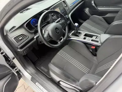 Renault Mégane 2018 - 16900 EUR, 89150 km - AUTO.MOTO.pt - 89150km - foto 11 de 12
