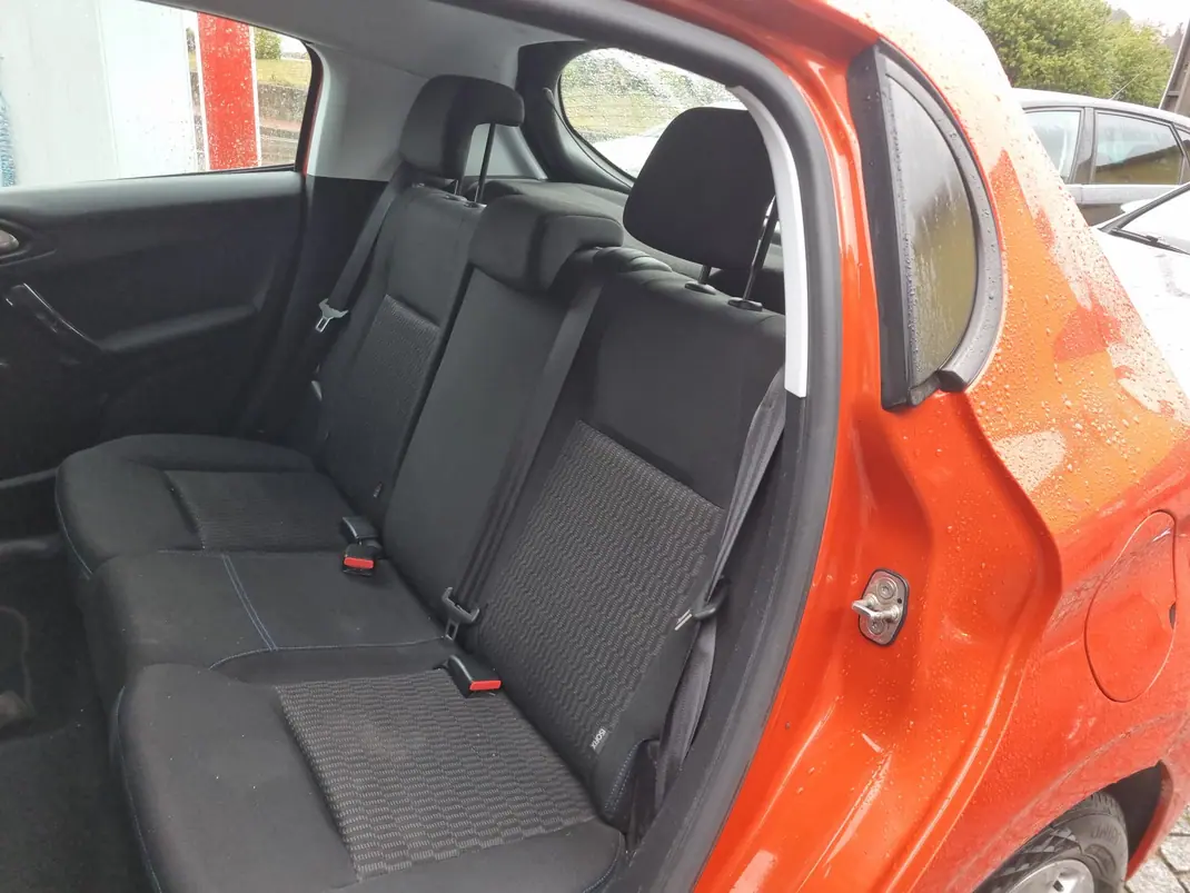 Peugeot 208 2018 - 8000 EUR, 97000 km - AUTO.MOTO.pt - 97000km - foto 15 de 15