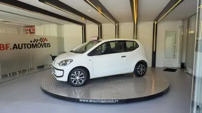 Volkswagen Up! 2016 - 8500 EUR, 79613 km - AUTO.MOTO.pt - 79613km - foto 14 de 49
