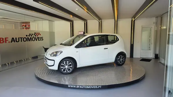 Volkswagen Up! 2016 - 8500 EUR, 79613 km - AUTO.MOTO.pt - 79613km - foto 14 de 49
