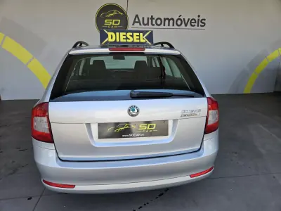 Skoda Octavia Break 2010 - 5950 EUR, 182000 km - AUTO.MOTO.pt - 182000km - foto 4 de 9