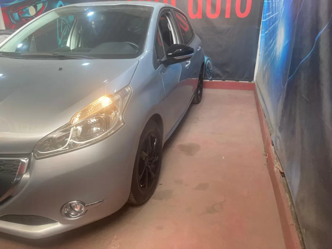 Peugeot 208 2013 - 6999 EUR, 195000 km - AUTO.MOTO.pt - 195000km - foto 21 de 35