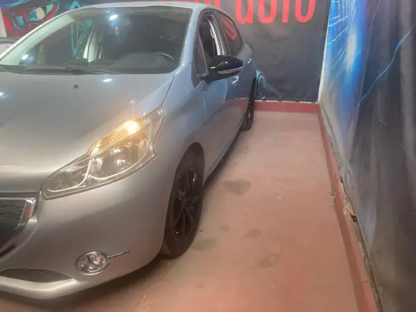 Peugeot 208 2013 - 6999 EUR, 195000 km - AUTO.MOTO.pt - 195000km - foto 21 de 35