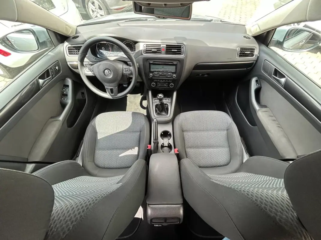 Volkswagen Jetta 2011 - 8500 EUR, 224614 km - AUTO.MOTO.pt - 224614km - foto 16 de 21