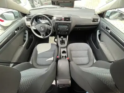 Volkswagen Jetta 2011 - 8500 EUR, 224614 km - AUTO.MOTO.pt - 224614km - foto 16 de 21