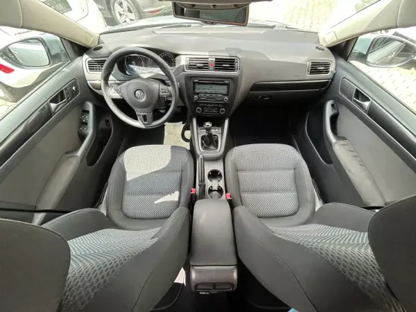 Volkswagen Jetta 2011 - 8500 EUR, 224614 km - AUTO.MOTO.pt - 224614km - foto 16 de 21