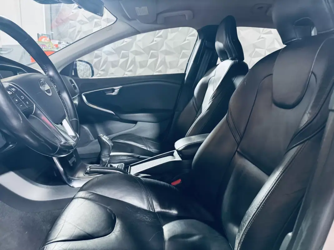 Volvo V40 2013 - 9990 EUR, 258002 km - AUTO.MOTO.pt - 258002km - foto 28 de 31