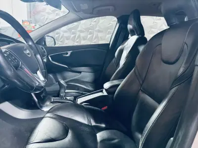 Volvo V40 2013 - 9990 EUR, 258002 km - AUTO.MOTO.pt - 258002km - foto 28 de 31