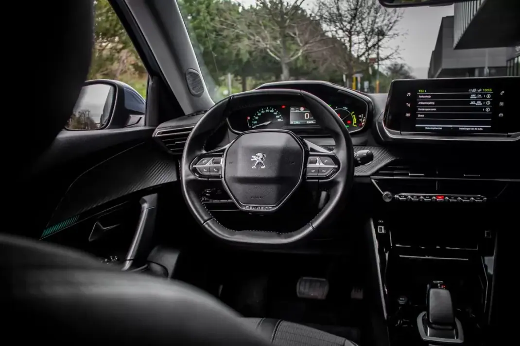 Peugeot e-2008 2021 - 20850 EUR, 60050 km - AUTO.MOTO.pt - 60050km - foto 34 de 44