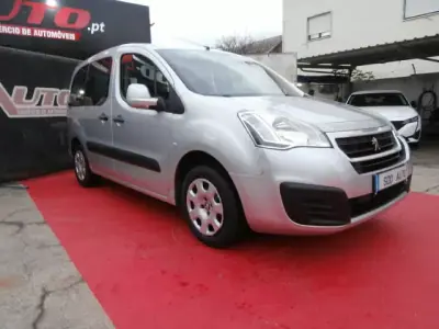 Peugeot Partner 2016 - 12900 EUR, 211456 km - AUTO.MOTO.pt - 211456km - foto 3 de 31
