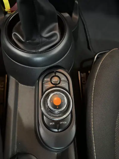 MINI Cooper 2016 - 15000 EUR, 90000 km - AUTO.MOTO.pt - 90000km - foto 11 de 12