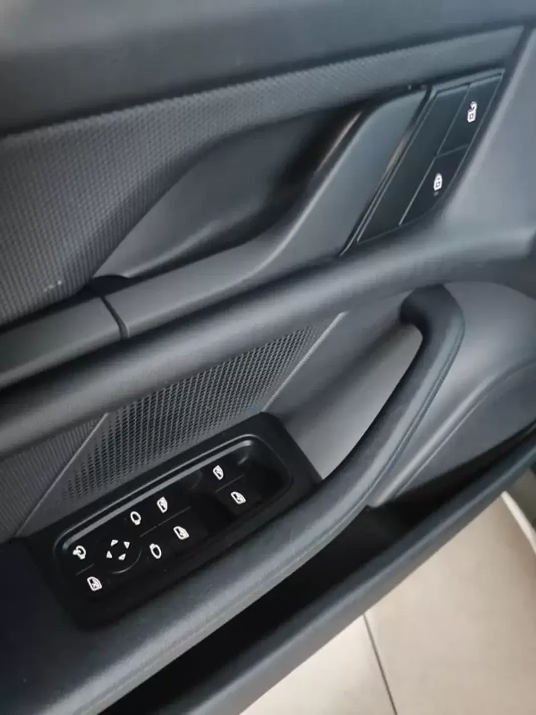 Porsche Taycan Cross Turismo 2022 - 65750 EUR, 55800 km - AUTO.MOTO.pt - 55800km - foto 26 de 40