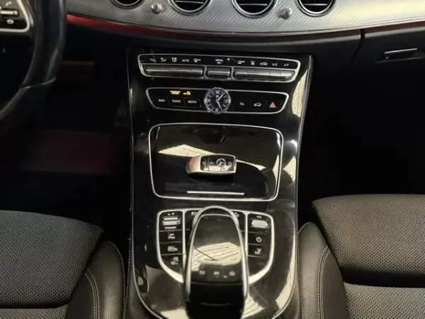 Mercedes-Benz E 300 2019 - 25750 EUR, 235639 km - AUTO.MOTO.pt - 235639km - foto 5 de 20