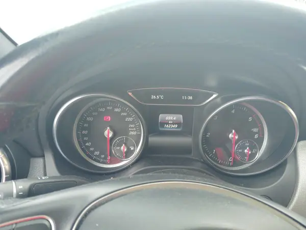 Mercedes-Benz CLA 180 2017 - 15000 EUR, 165000 km - AUTO.MOTO.pt - 165000km - foto 5 de 8
