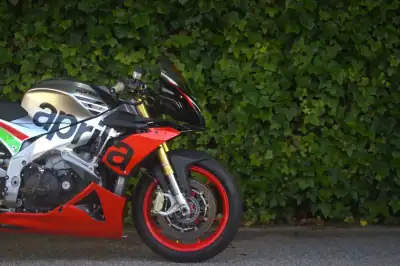Aprilia Tuono 125 Base 2016 - 9750 EUR, 12400 km - AUTO.MOTO.pt - 12400km - foto 6 de 12