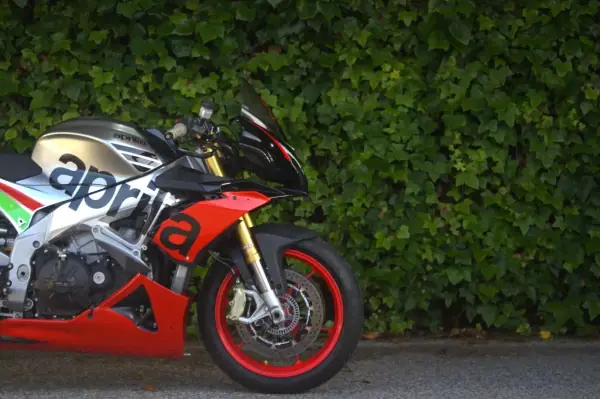 Aprilia Tuono 125 Base 2016 - 9750 EUR, 12400 km - AUTO.MOTO.pt - 12400km - foto 6 de 12