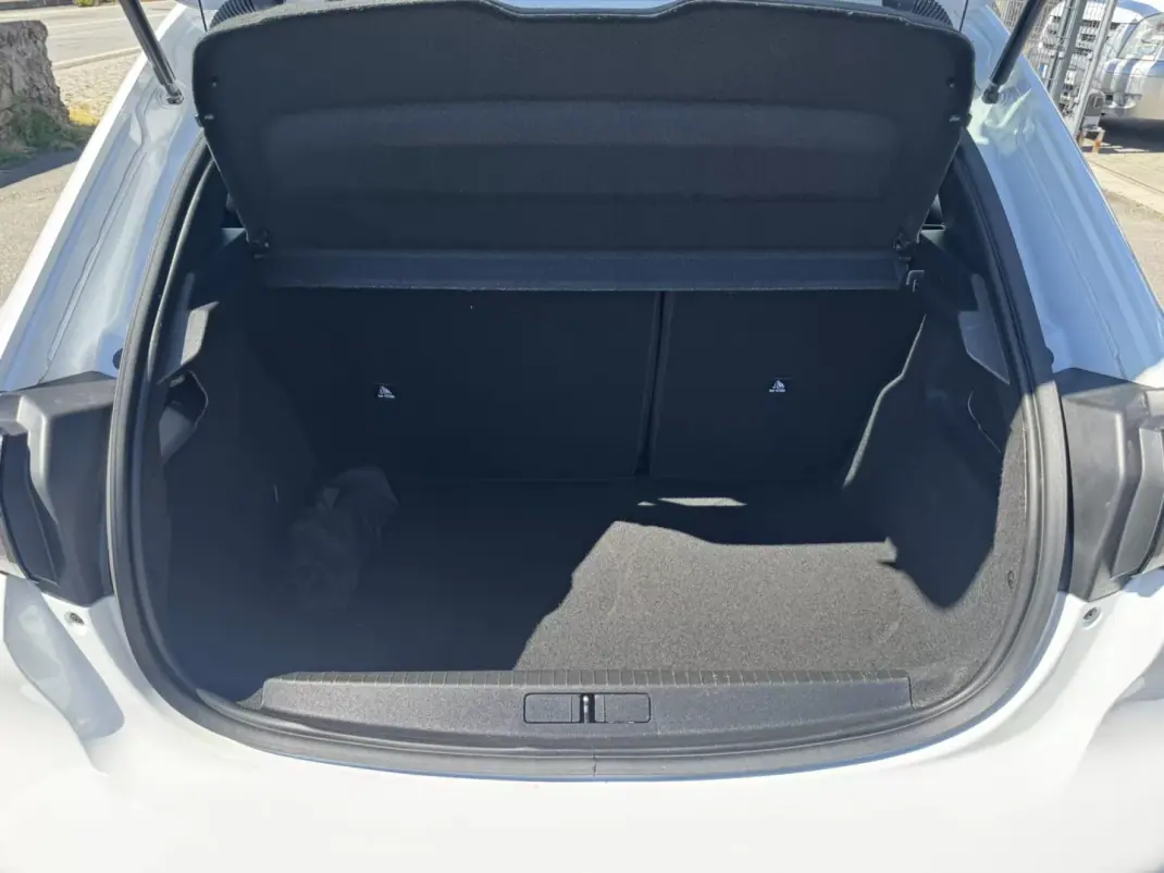 Peugeot 208 2023 - 14990 EUR, 140000 km - 140000km - foto 13 de 39