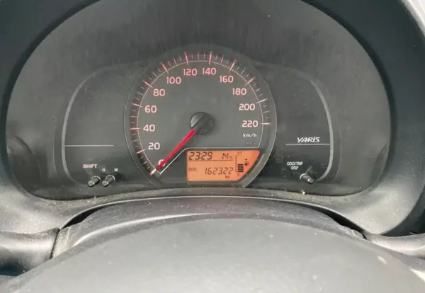 Toyota Yaris 2013 - 7900 EUR, 162322 km - AUTO.MOTO.pt - 162322km - foto 2 de 5