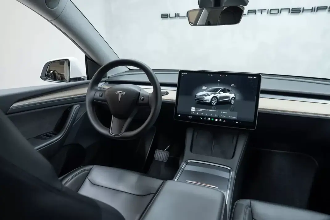 Tesla Model Y 2023 - 35950 EUR, 57000 km - 57000km - foto 19 de 49