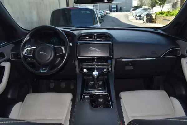 Jaguar F-Pace 2017 - 22500 EUR, 145545 km - AUTO.MOTO.pt - 145545km - foto 40 de 57