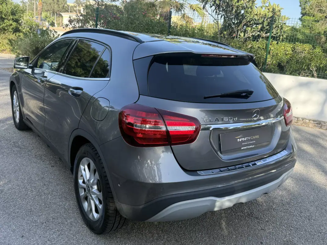 Mercedes-Benz GLA 180 2017 - 20999 EUR, 80000 km - AUTO.MOTO.pt - 80000km - foto 14 de 22