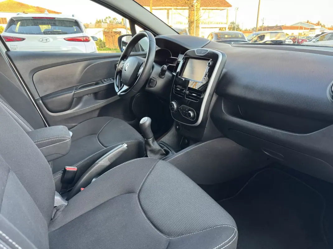 Renault Clio Sport Tourer 2016 - 10500 EUR, 138000 km - AUTO.MOTO.pt - 138000km - foto 15 de 37