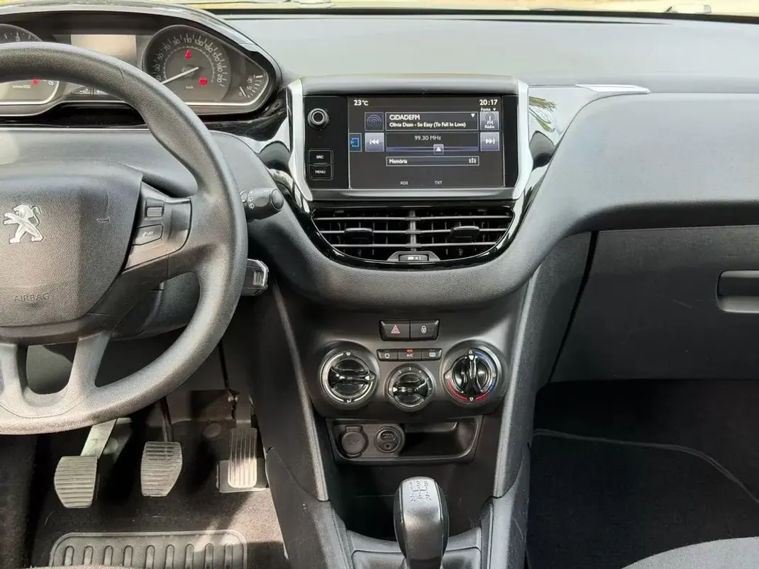 Peugeot 208 2015 - 7900 EUR, 173040 km - AUTO.MOTO.pt - 173040km - foto 24 de 25